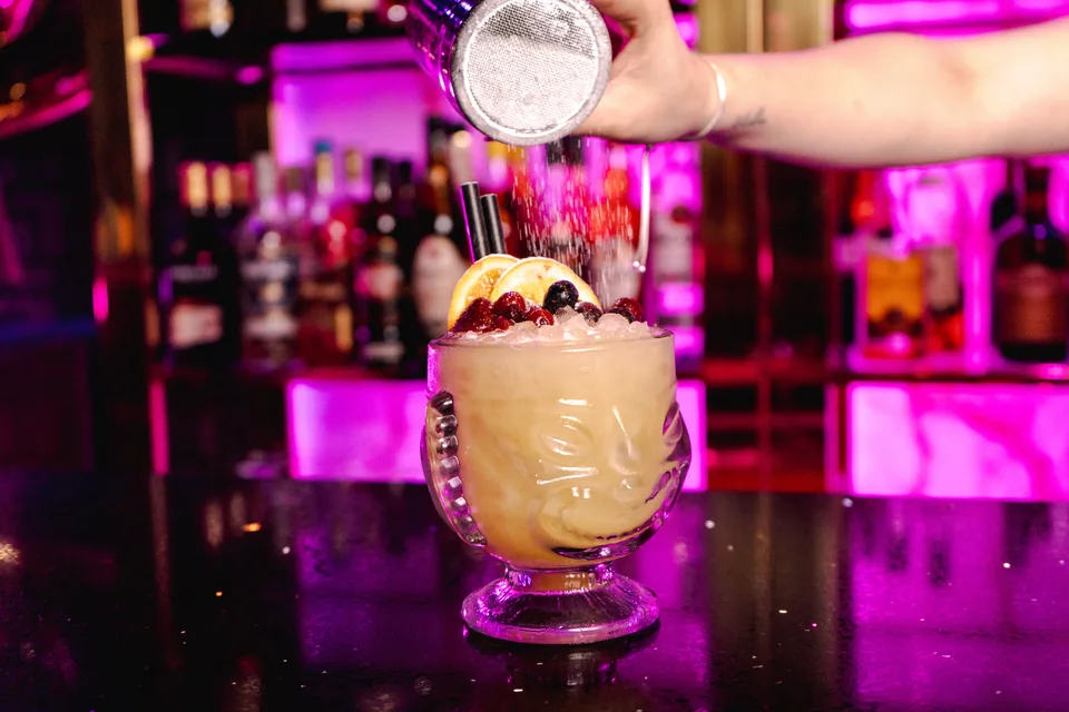 Bartender terminando un cóctel sobre la barra de Klimt
